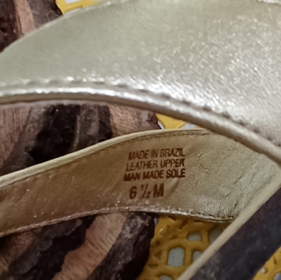 Lillipulitzer gold sandal. Never worn condition. - Picture 5 of 7